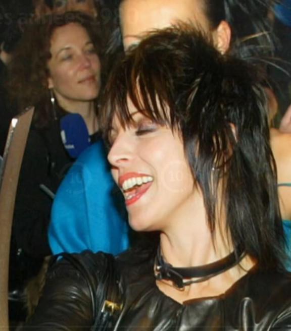 Nena posant avec un prix reçu en Allemagne